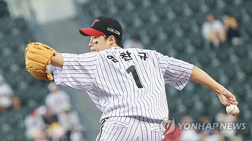 임찬규 13승·송찬의 역전 3점포…LG '단두대 매치' 기선 제압