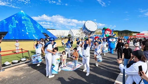 연휴 마지막 날 전남광주 곳곳 '추억·섬·꽃' 축제로 북적
