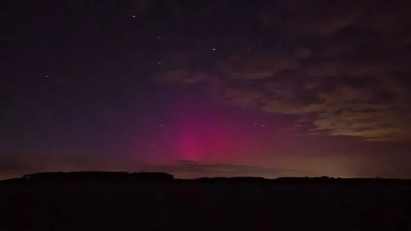 Les images des aurores boréales observées dans une partie de la France dans la nuit de samedi à ce dimanche
