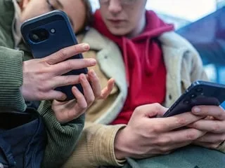 « Une atteinte » à leur liberté d’expression : l’interdiction des réseaux sociaux aux moins de 15 ans a été censurée