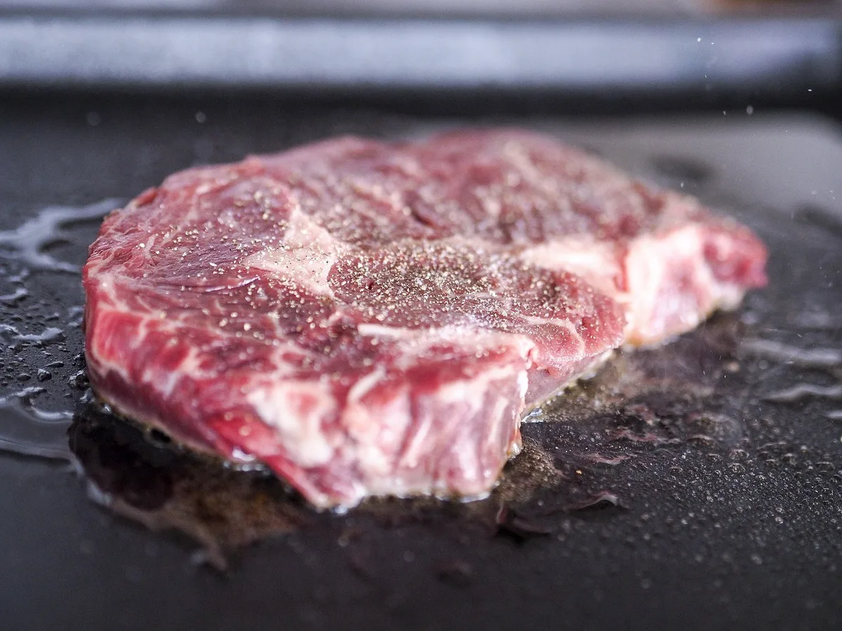 Por que você não deve cozinhar demais a carne, segundo a ciência