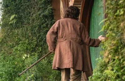 “O Senhor dos Anéis”: novo filme ganha imagens com Frodo e mais hobbits no Condado