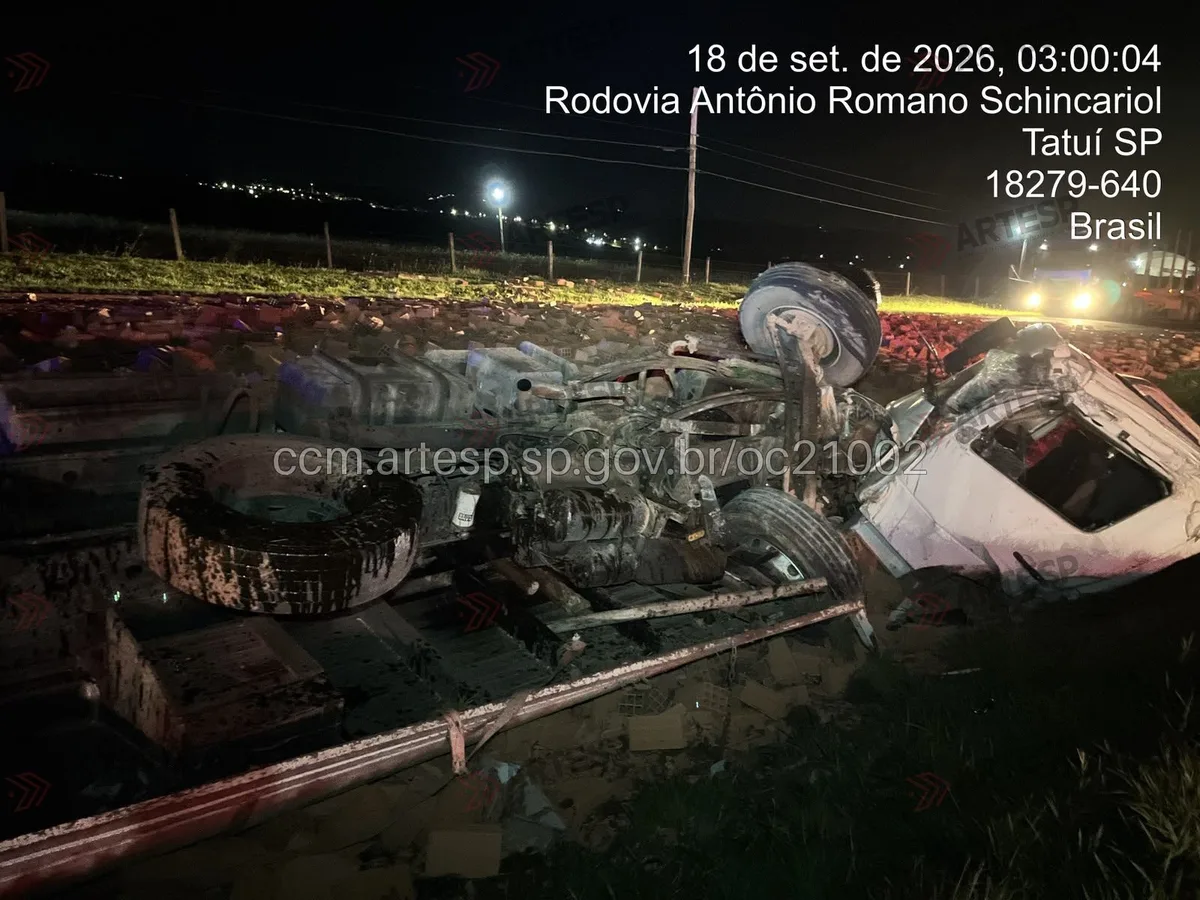 Caminhão carregado com tijolos tomba e interdita rodovia em Tatuí; dois ficaram feridos