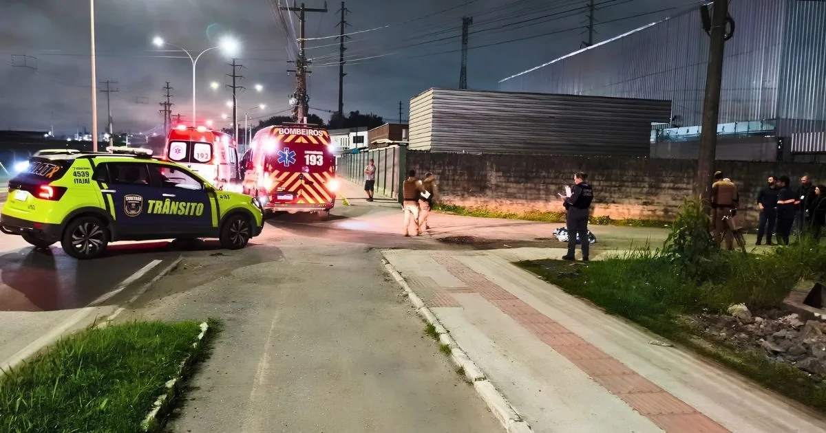 Caminhão faz conversão para entrar em rua, atinge ciclista com semirreboque e homem de 34 anos morre em Itajaí