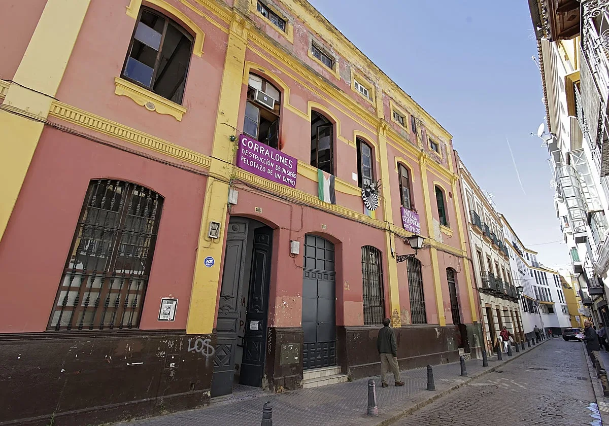 El futuro de los corralones de la calle Castellar llega al Parlamento, que debatirá su protección como BIC