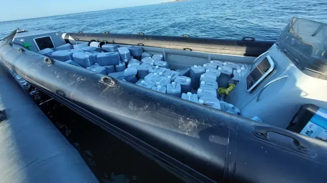Embarcação à deriva com 100 jerricãs de combustível apreendida em Oeiras
