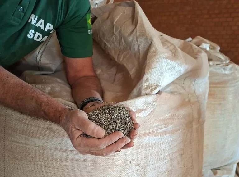 Fiscais apreendem 217 toneladas de fertilizantes adulterados avaliados em R$ 645 mil