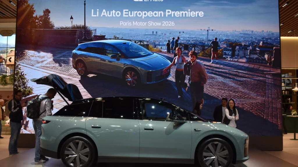 Pela primeira vez, Salão do Automóvel de Paris tem número equivalente de marcas chinesas e europeias