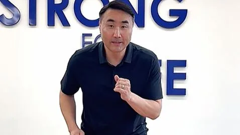 “발바닥이 굳으면 허리까지 무너진다”… 전신 탄력 살리는 3분 운동
