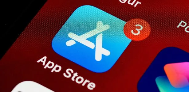 Apple reduz taxas e facilita lojas alternativas no iPhone na Europa