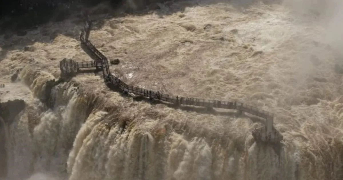 Efecto de El Niño: el caudal de las Cataratas del Iguazú se triplicó en menos de 48 horas y tuvieron que cerrar el Parque Nacional
