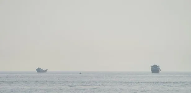Ataque a navio comercial iraniano no Estreito de Hormuz deixa um morto