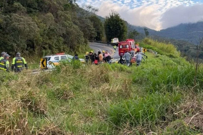 Cinco pessoas morrem em queda de ônibus de ribanceira de 15 metros em SP