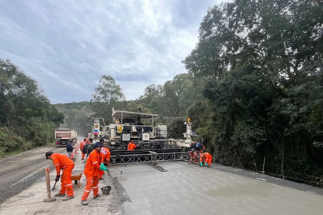 Rodovia do Paraná funciona em sistema pare-e-siga