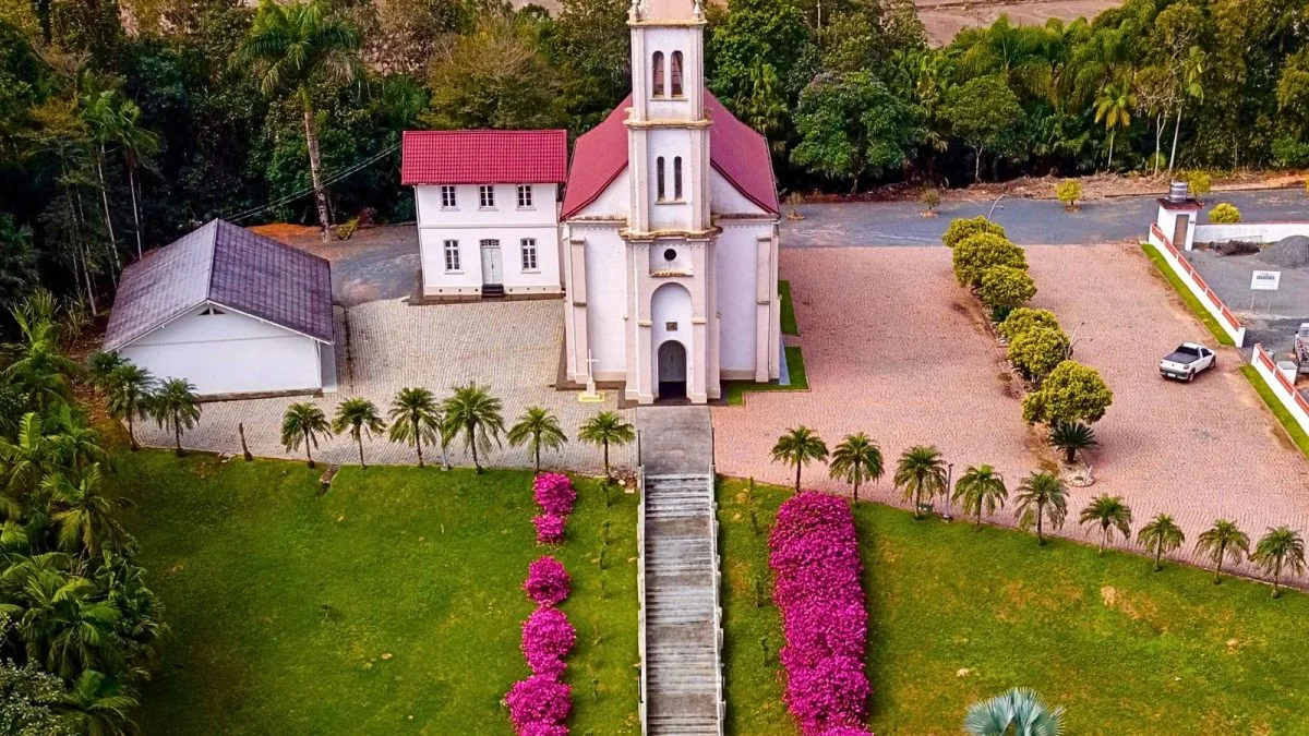 VÍDEO: Vista área de escadaria florida que muda de cores revela cenário de conto de fadas que leva a capela centenária em SC