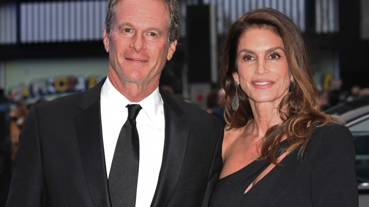 Primeras imágenes de Cindy Crawford y Rande Gerber, de la mano por la playa, tras la muerte de su hijo Presley