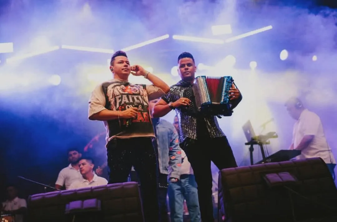 Los Inquietos del Vallenato resultaron lesionados tras fuerte explosión en el escenario: “Me ocasionó una quemadura de primer grado”