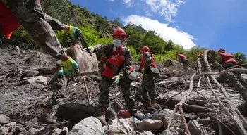 Operações de resgate retomadas no Nepal e no Tibete após breve suspensão