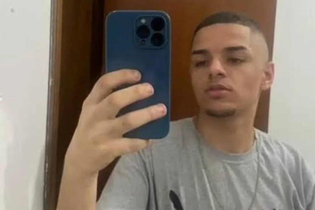 Jovem morto com 27 tiros da PM é velado em cemitério da zona sul de SP
