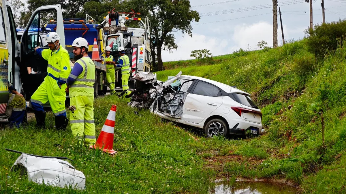 Servidor morre em batida frontal contra caminhão na BR-476, na Grande Curitiba
