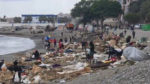 Paralizan la limpieza en la playa del Trampolín de Ceuta ante el regreso de 500 migrantes que habían sido desalojados