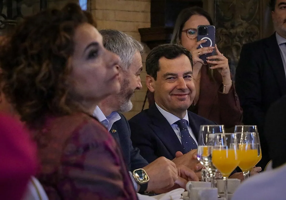 La batalla del relato de la Fiesta Nacional: del «orgullo» andaluz de ser españoles de Juanma Moreno a los derechos sociales de María Jesús Montero