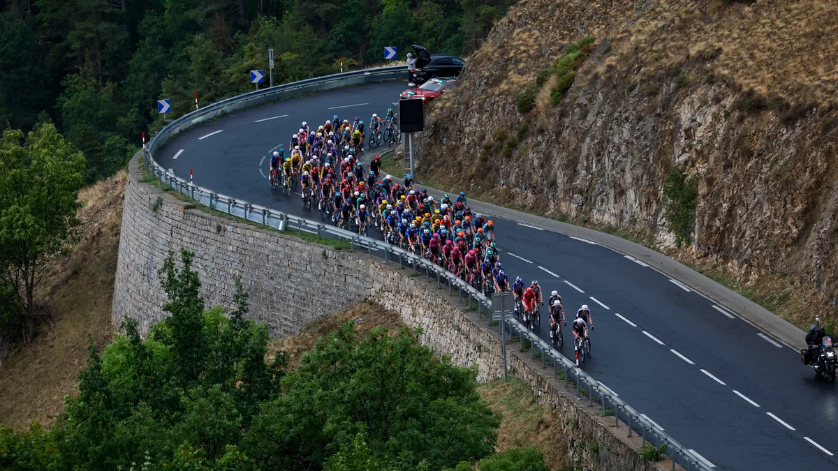 El granizo obliga a cancelar la tercera etapa de la Vuelta a España: restaban solo 15 kilómetros para la meta