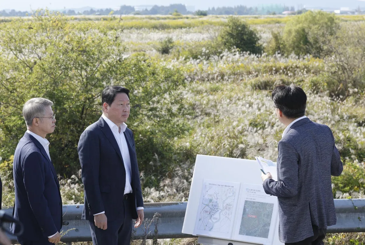 광주 팹 부지 찾은 최태원 “가장 빠른 속도로 건설”