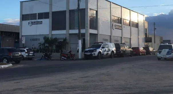 Pai e filha de 2 anos são mantidos reféns dentro de carro em Sooretama