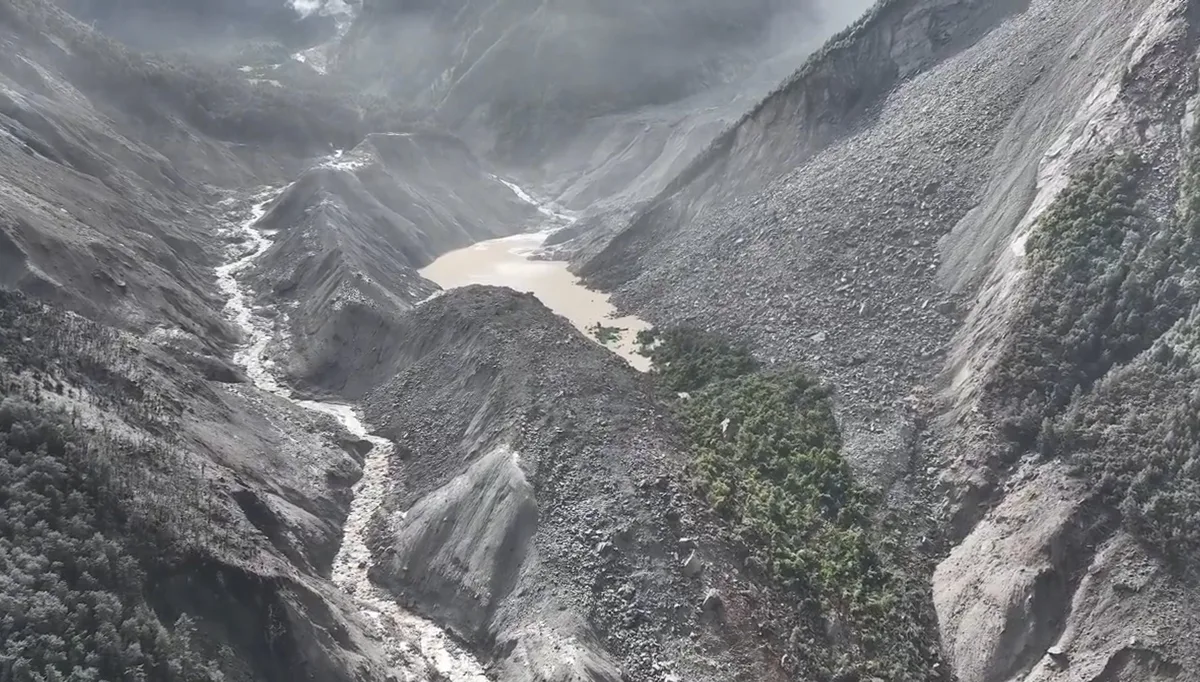 Lago no Nepal transborda, nível da água sobe e resgates são interrompidos
