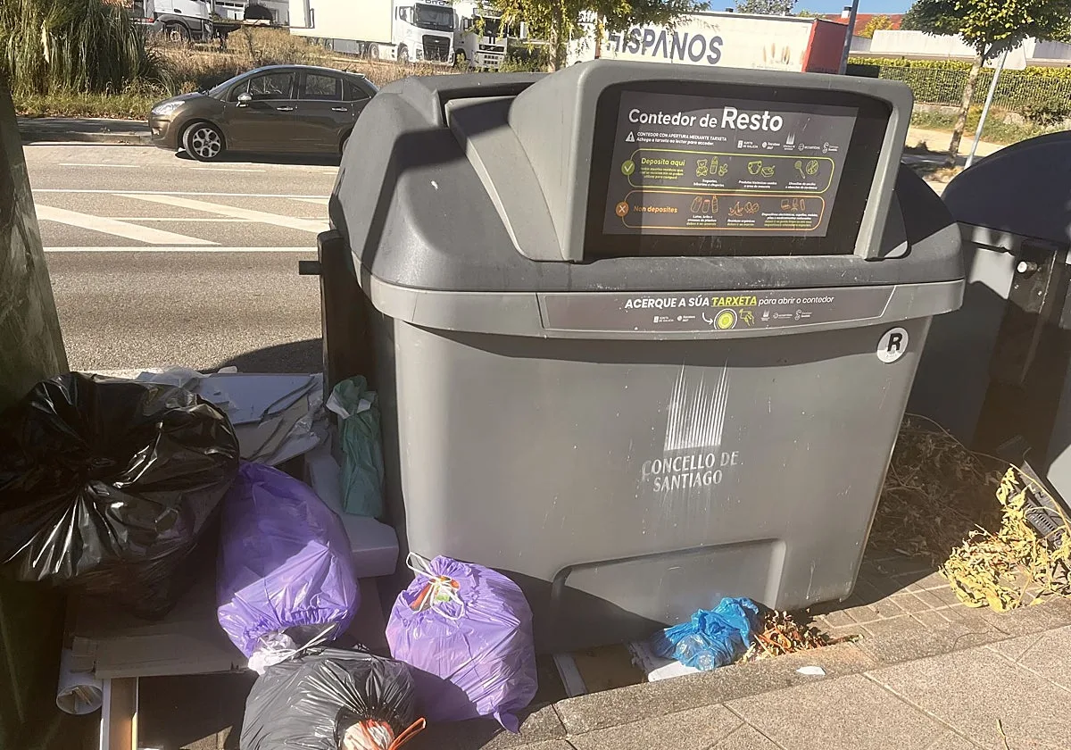 Cabreo (y moscas) en un barrio de Santiago donde los contenedores solo se abren con tarjeta