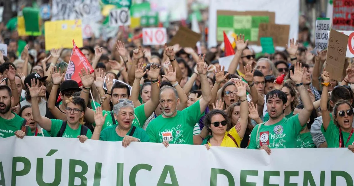 Los docentes de Madrid ponen a Castilla-La Mancha como ejemplo frente a Ayuso: "Muchos se van allí porque cobran más"
