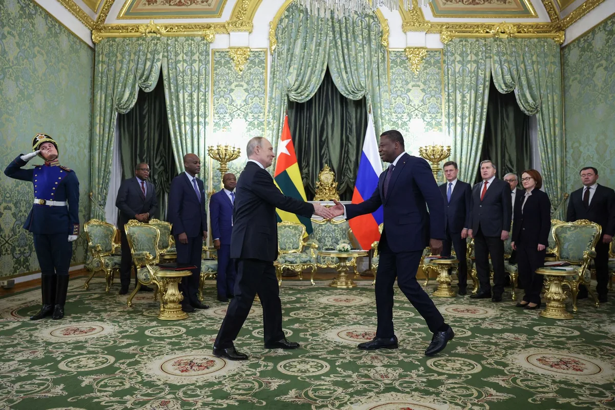 Deux journalistes français détenus au Togo pour « fausses déclarations », Paris tente de les faire libérer