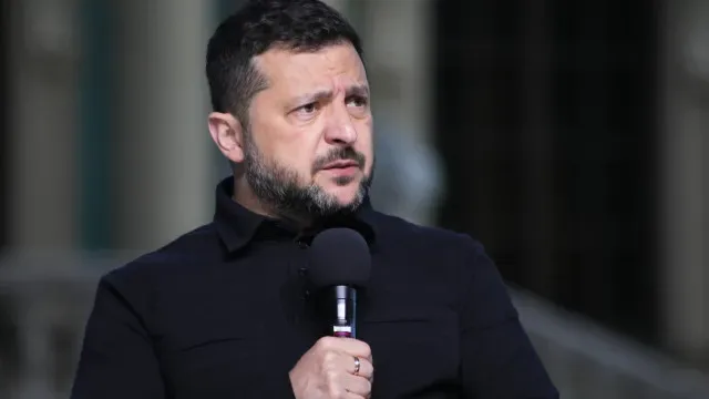 Zelensky critica alívio de sanções sobre gasóleo russo: "Fraqueza"
