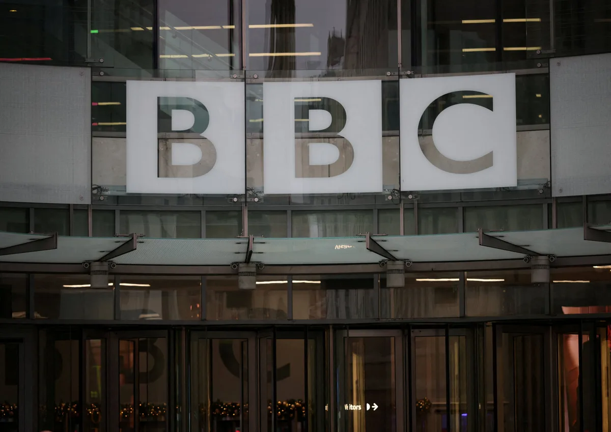El Reino Unido estudia una “tasa Netflix” para financiar a una BBC en aprietos