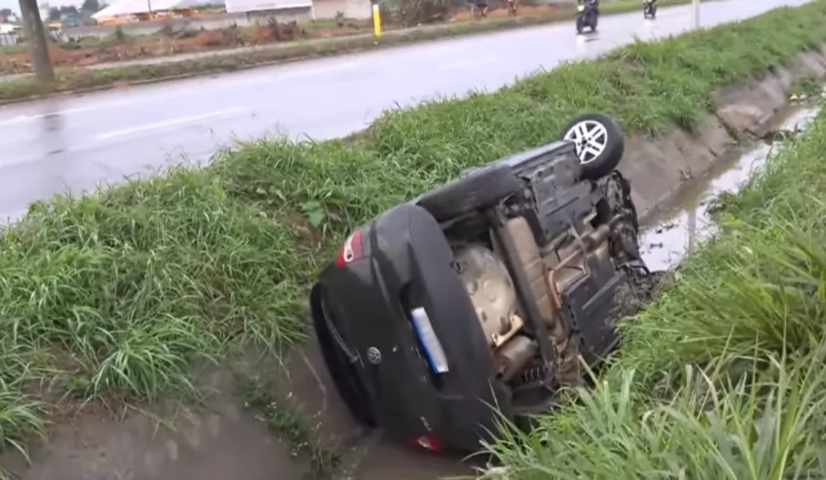 Carro tomba e vai parar dentro de valeta na Rodovia Darly Santos, em Vila Velha