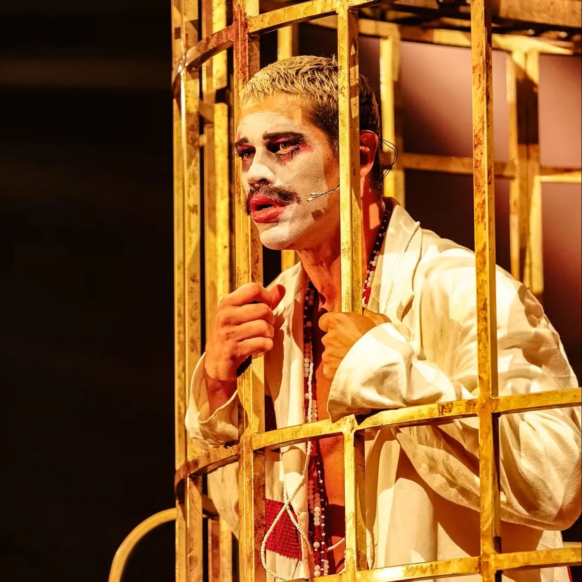 'Ópera do malandro' de Chico Buarque se renova com cores vivas em montagem que mistura umbanda, Anitta e teatro clown