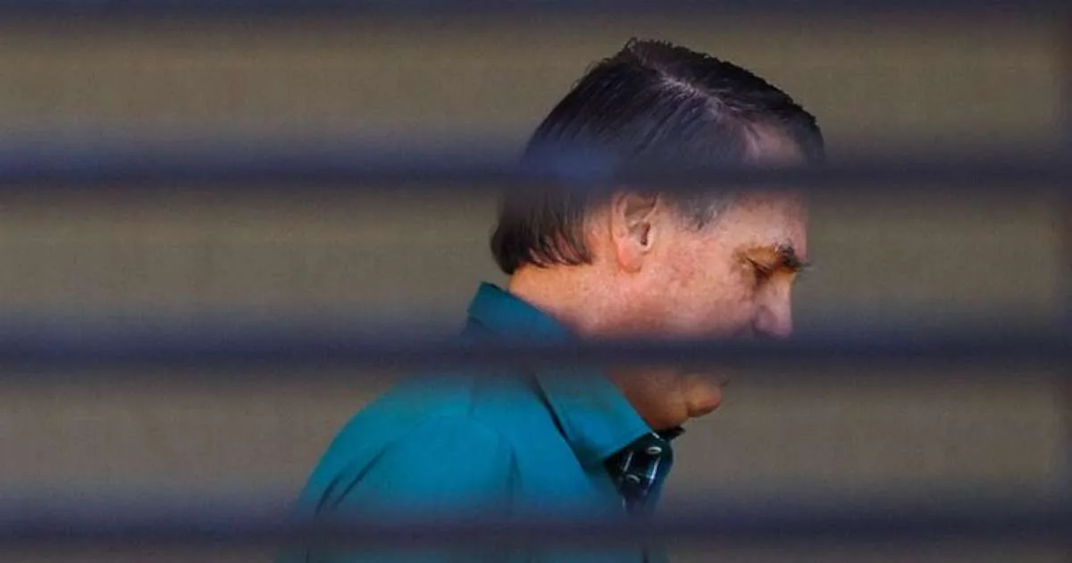 Defesa de Bolsonaro pede autorização para ex-presidente deixar a prisão domiciliar e ir ao dentista