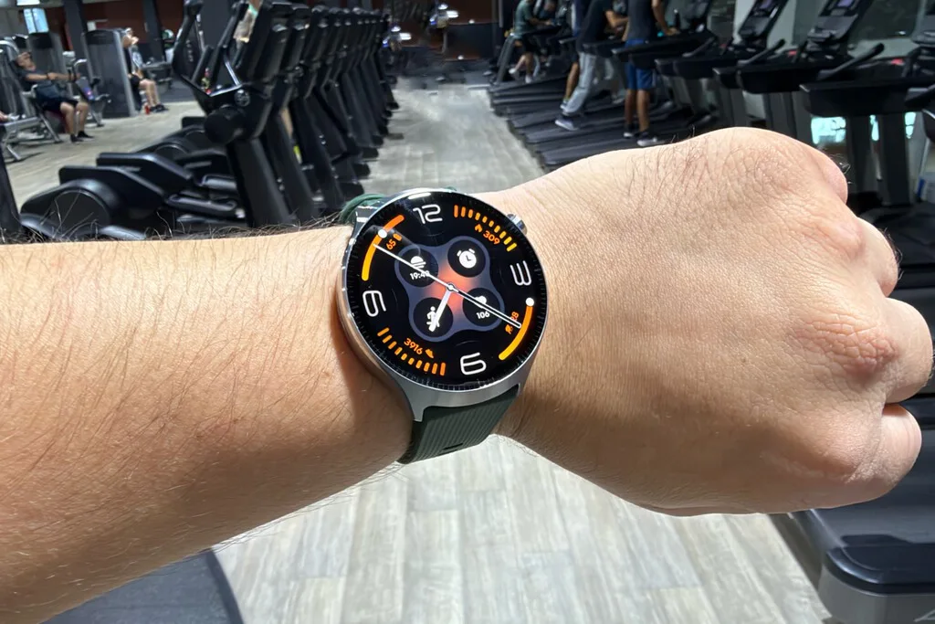 Moto Watch Ultra, análisis: tan bueno para ir al gimnasio como para ir a una boda