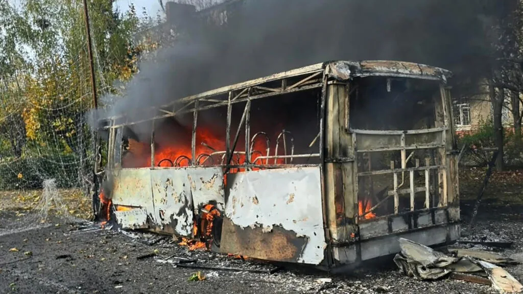 Ukraine: au moins 30 morts dans des frappes russes contre deux bus à Kramatorsk, Kiev également touchée