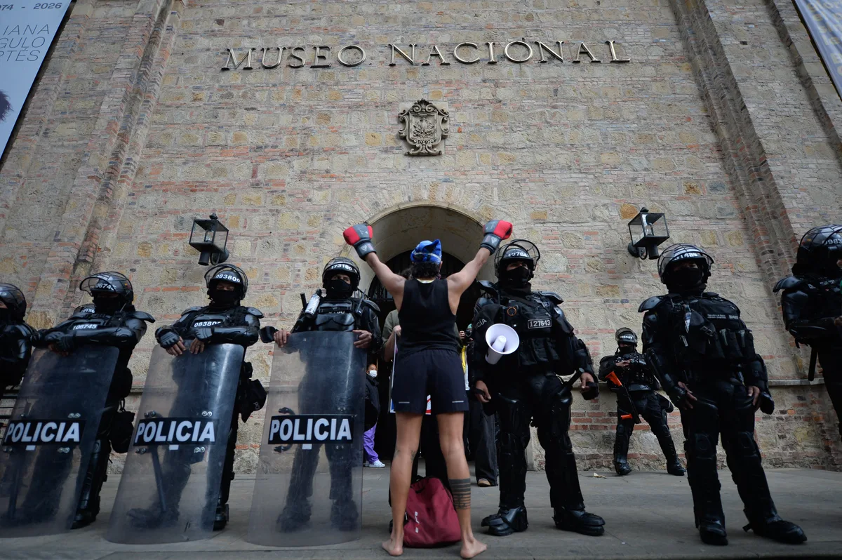 Censura en Colombia: el gobierno retiró obras LGBT y del proceso de paz del Museo Nacional y encendió una protesta histórica
