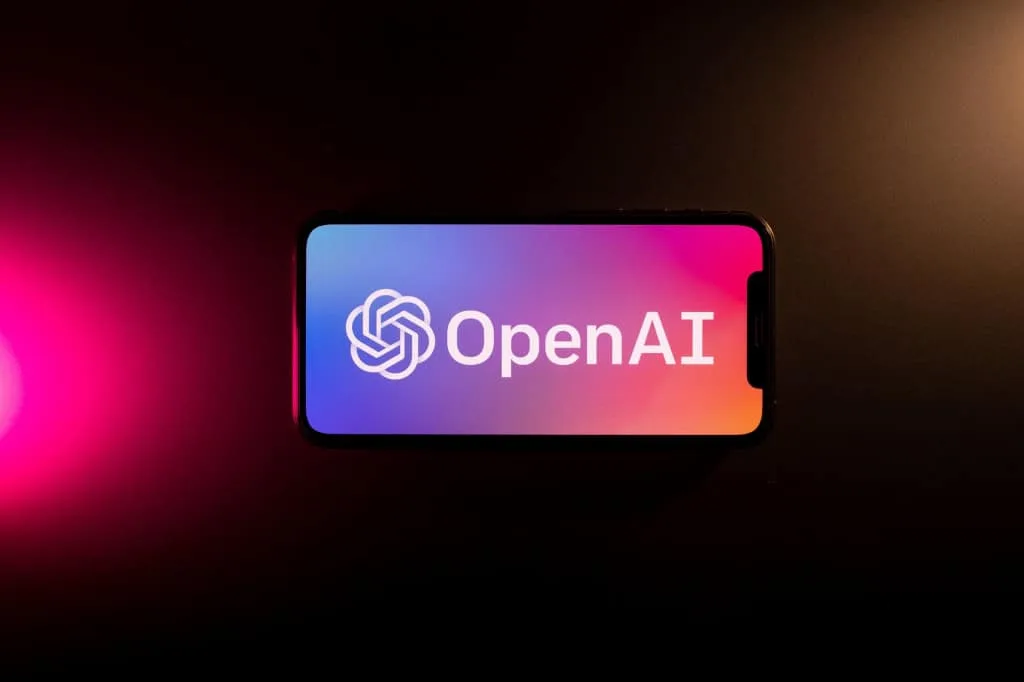 OpenAI encontra gravador escondido em escritório e funcionário é preso