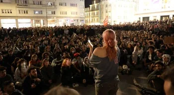 Manifestantes votam pela permanência e pernoita na Praça D. João I