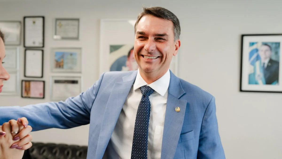 Flávio Bolsonaro ficou quase 5 vezes mais rico desde 2018 e vai às urnas em 2026 com patrimônio de R$ 8,1 milhões