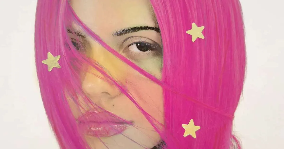 "Se você é mulher, em algum momento será odiada", diz Adéla, nova aposta do pop