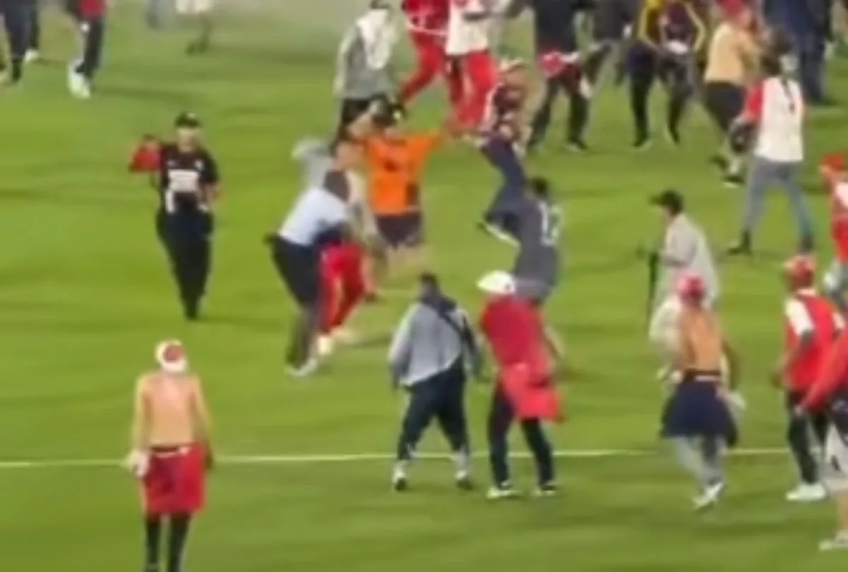 Briga entre torcidas interrompe jogo do Campeonato Colombiano