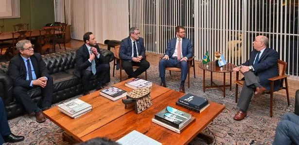 Vieira recebe missão parlamentar argentina em meio a crise com Milei