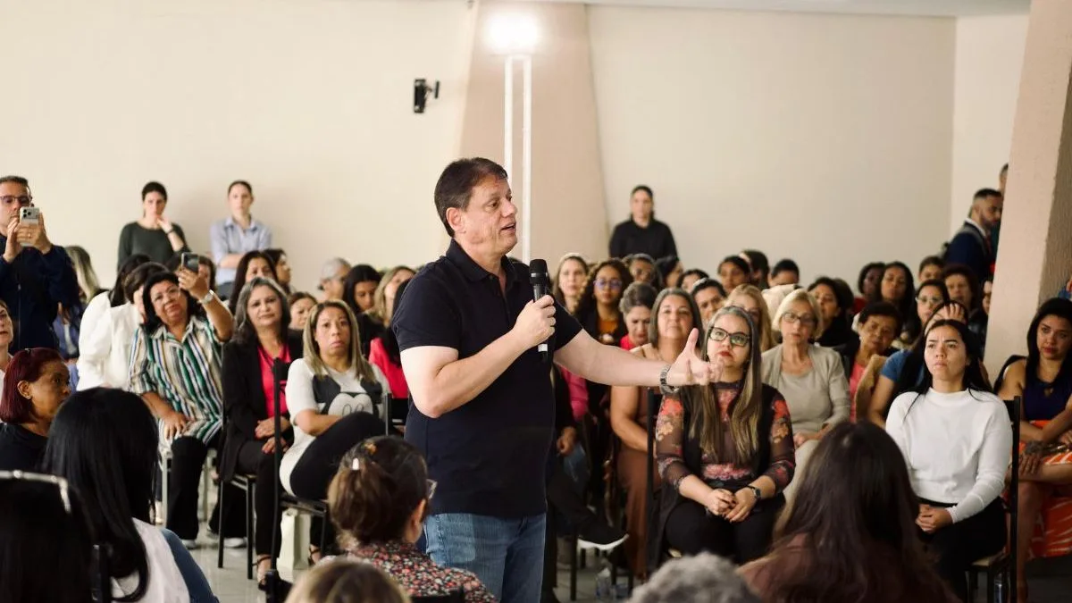 Tarcísio inicia campanha à reeleição e deixa Flávio Bolsonaro em segundo plano