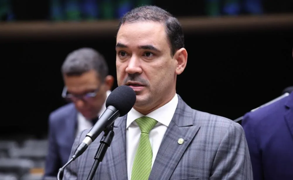 Vicentinho Júnior, candidato ao governo do TO, é suspeito de corrupção em contratos de licitação