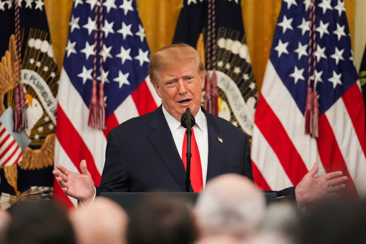 Trump dijo que el precio del combustible bajará y que el conflicto con Irán terminará pronto “de una manera u otra”